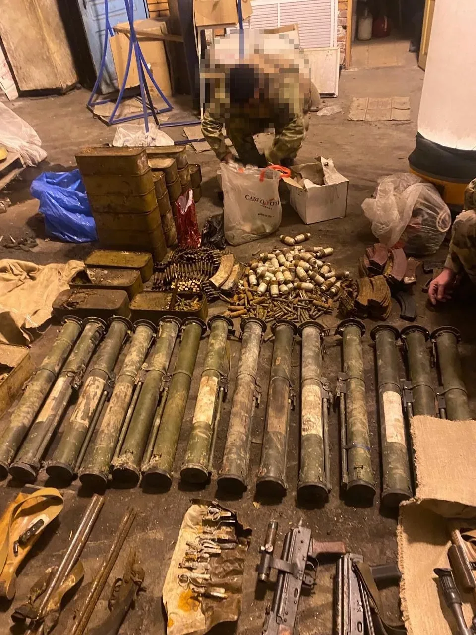 Во Владикавказе на заброшенном консервном заводе нашли тайник с оружием, пролежавший больше 30 лет 🔫