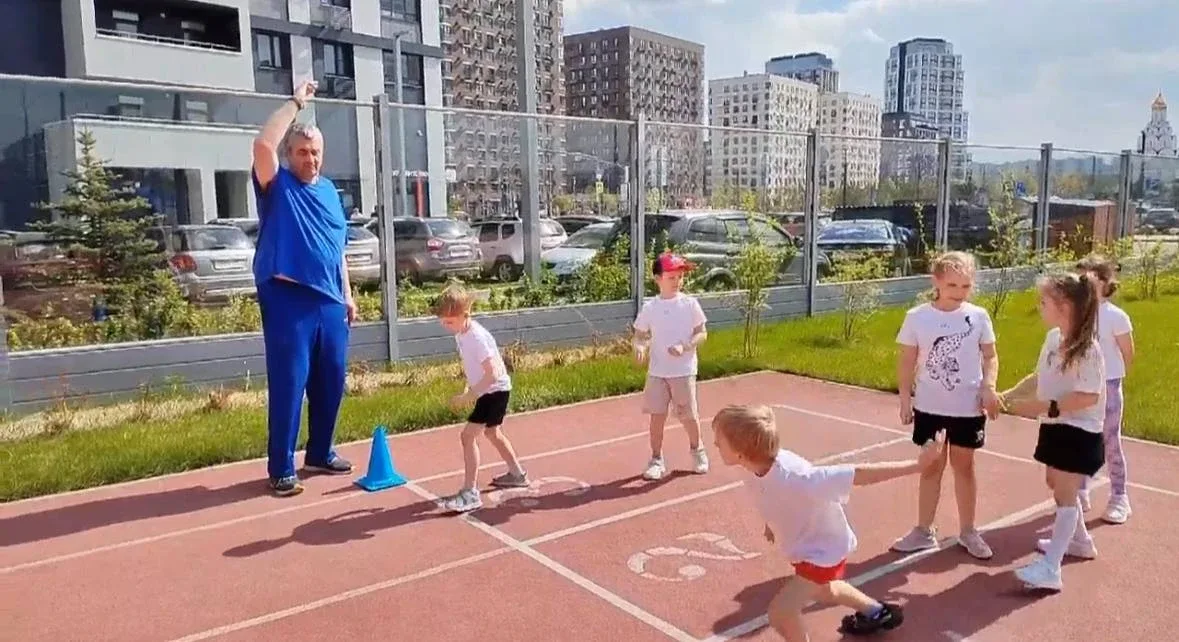 На прошлой неделе в корпусе на Спартаке сдавали ГТО. Качали пресс, прыгали, бежали. 💪