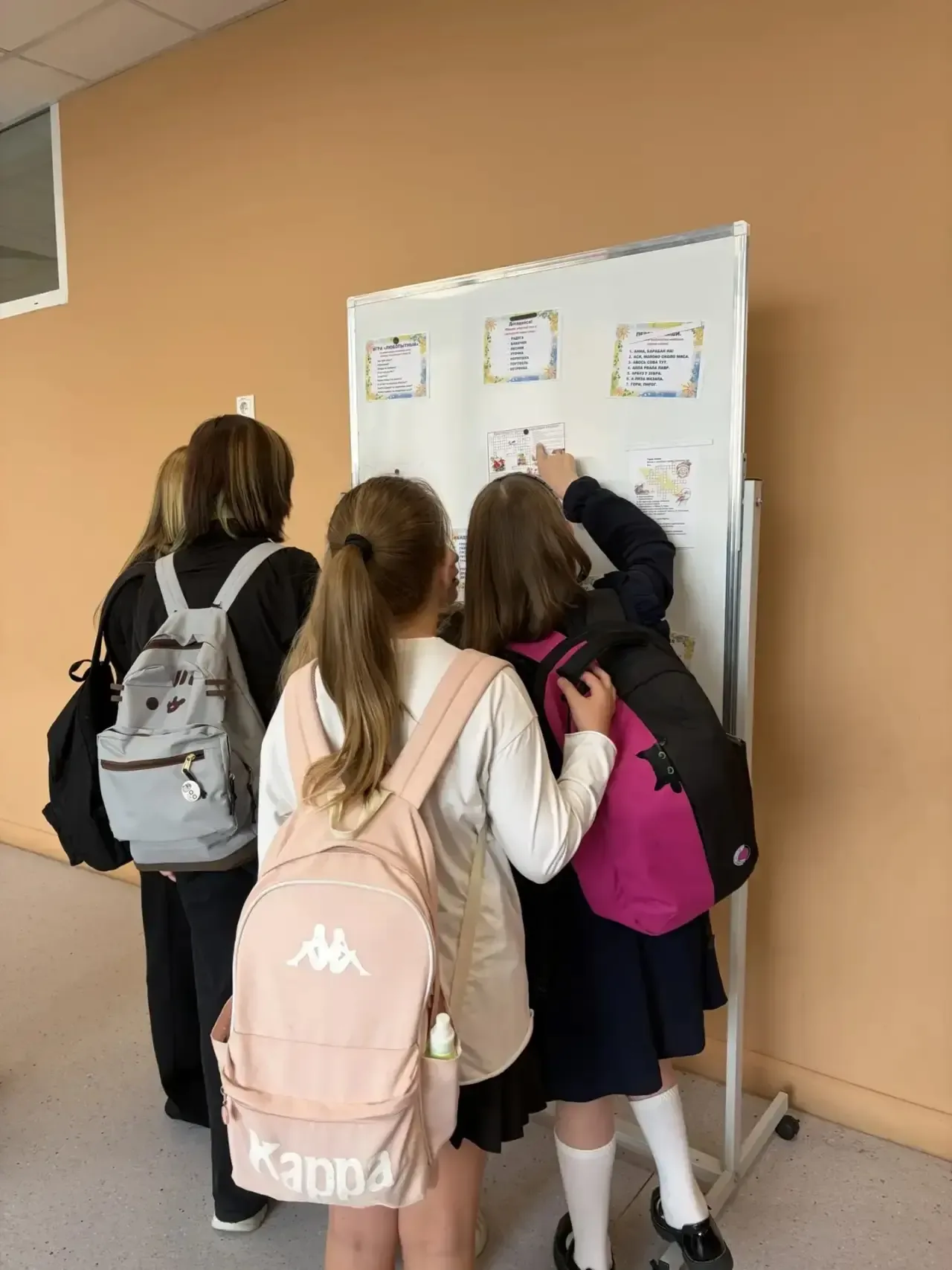Сегодня в нашей школе прошли интересные мотивационные перемены, посвящённые русскому языку. Ученики 