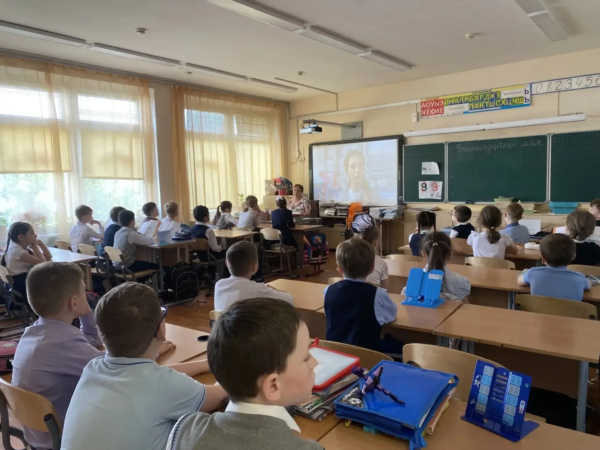 Ценности, которые нас объединяют  В понедельник на «Разговорах о важном» ребята вместе с педагогами 