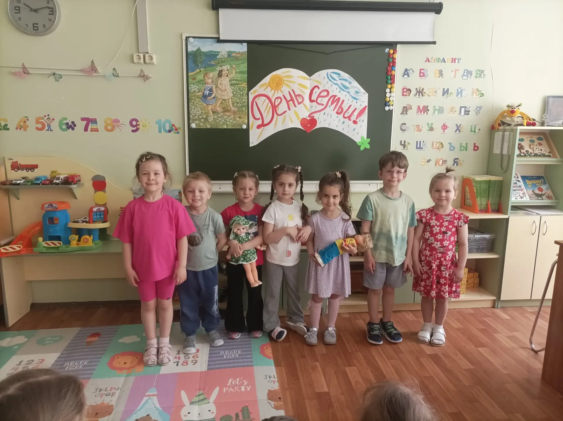 День семьи в группе «Пчёлки»: любовь, стихи и семейные фото 🏡💞  В дошкольном отделении «Сказочный до
