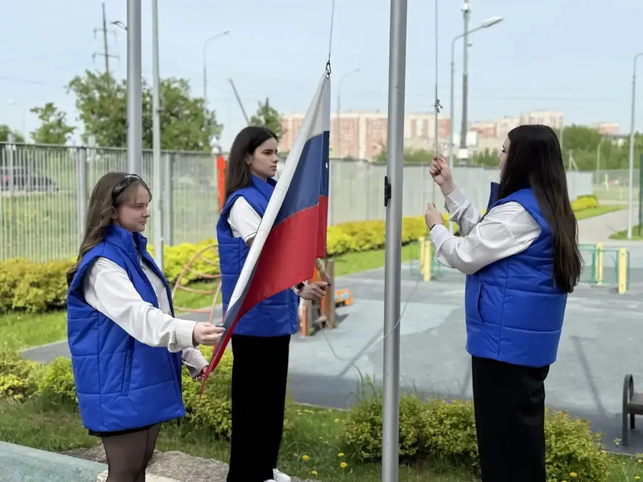 🇷🇺 Равнение на флаг!  Начинаем новую рабочую неделю с торжественной церемонии выноса Государственног