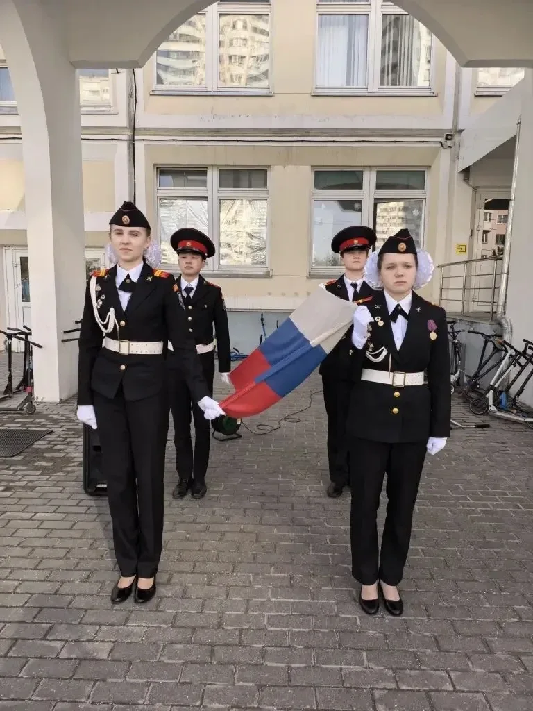 🇷🇺 Равнение на флаг!  Начинаем новую рабочую неделю с торжественной церемонии выноса Государственног