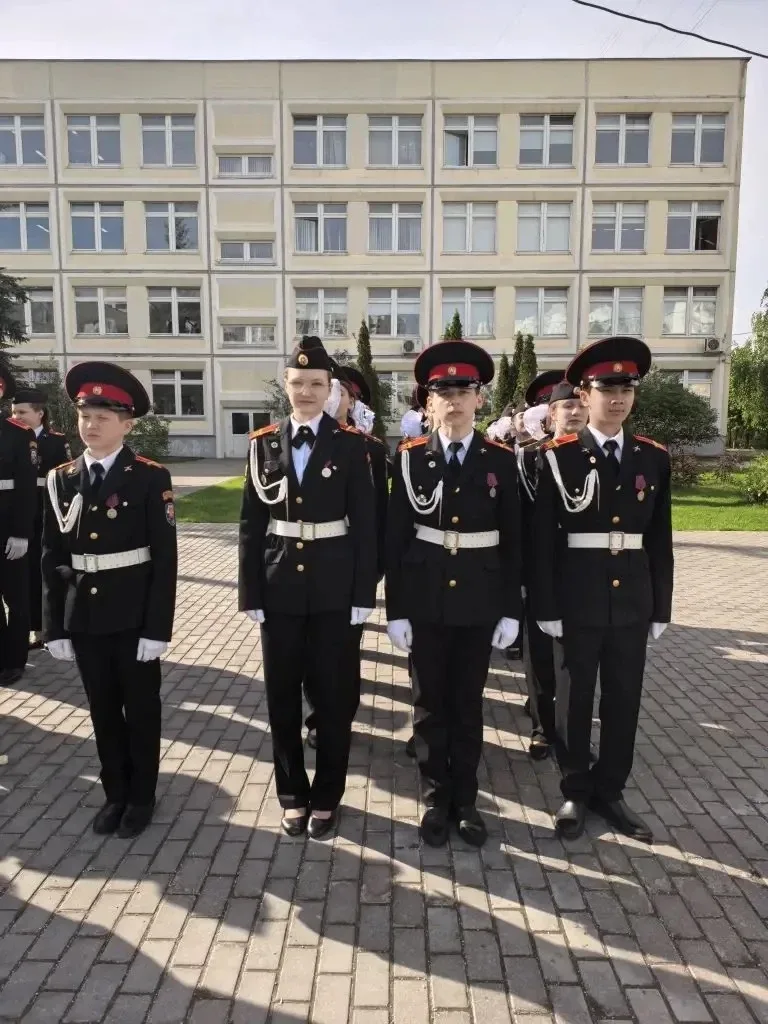 🇷🇺 Равнение на флаг!  Начинаем новую рабочую неделю с торжественной церемонии выноса Государственног
