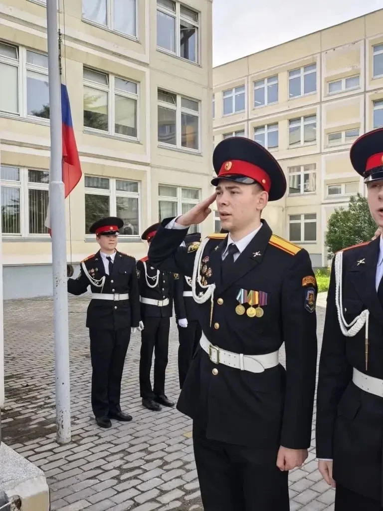 🇷🇺 Равнение на флаг!  Начинаем новую рабочую неделю с торжественной церемонии выноса Государственног