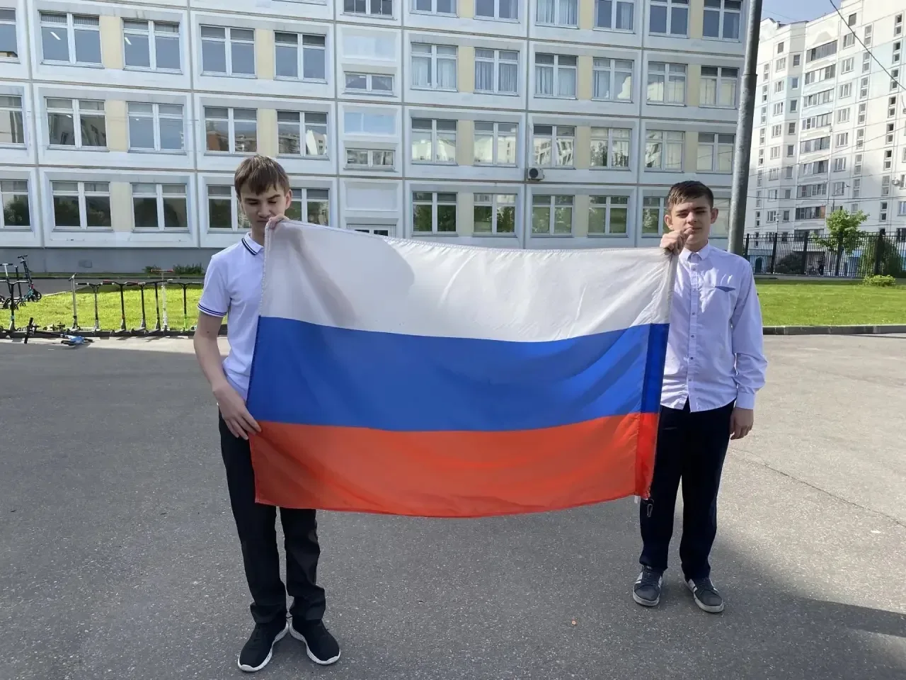 🇷🇺 Равнение на флаг!  Начинаем новую рабочую неделю с торжественной церемонии выноса Государственног