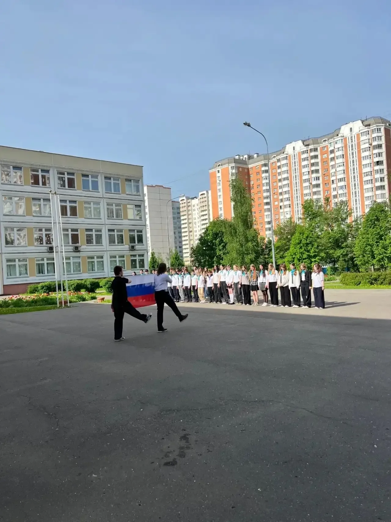 🇷🇺 Равнение на флаг!  Начинаем новую рабочую неделю с торжественной церемонии выноса Государственног