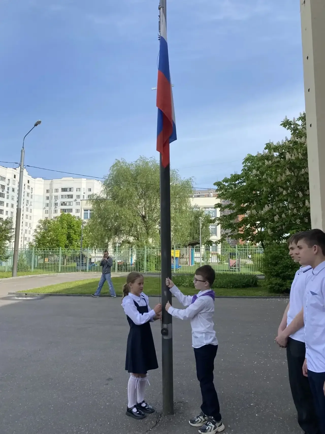 🇷🇺 Равнение на флаг!  Начинаем новую рабочую неделю с торжественной церемонии выноса Государственног