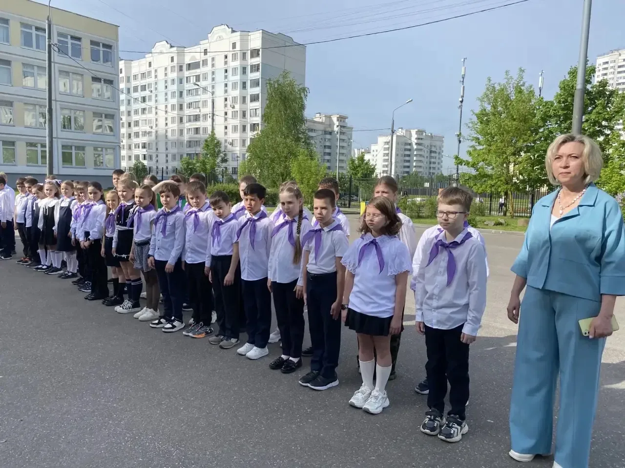 🇷🇺 Равнение на флаг!  Начинаем новую рабочую неделю с торжественной церемонии выноса Государственног