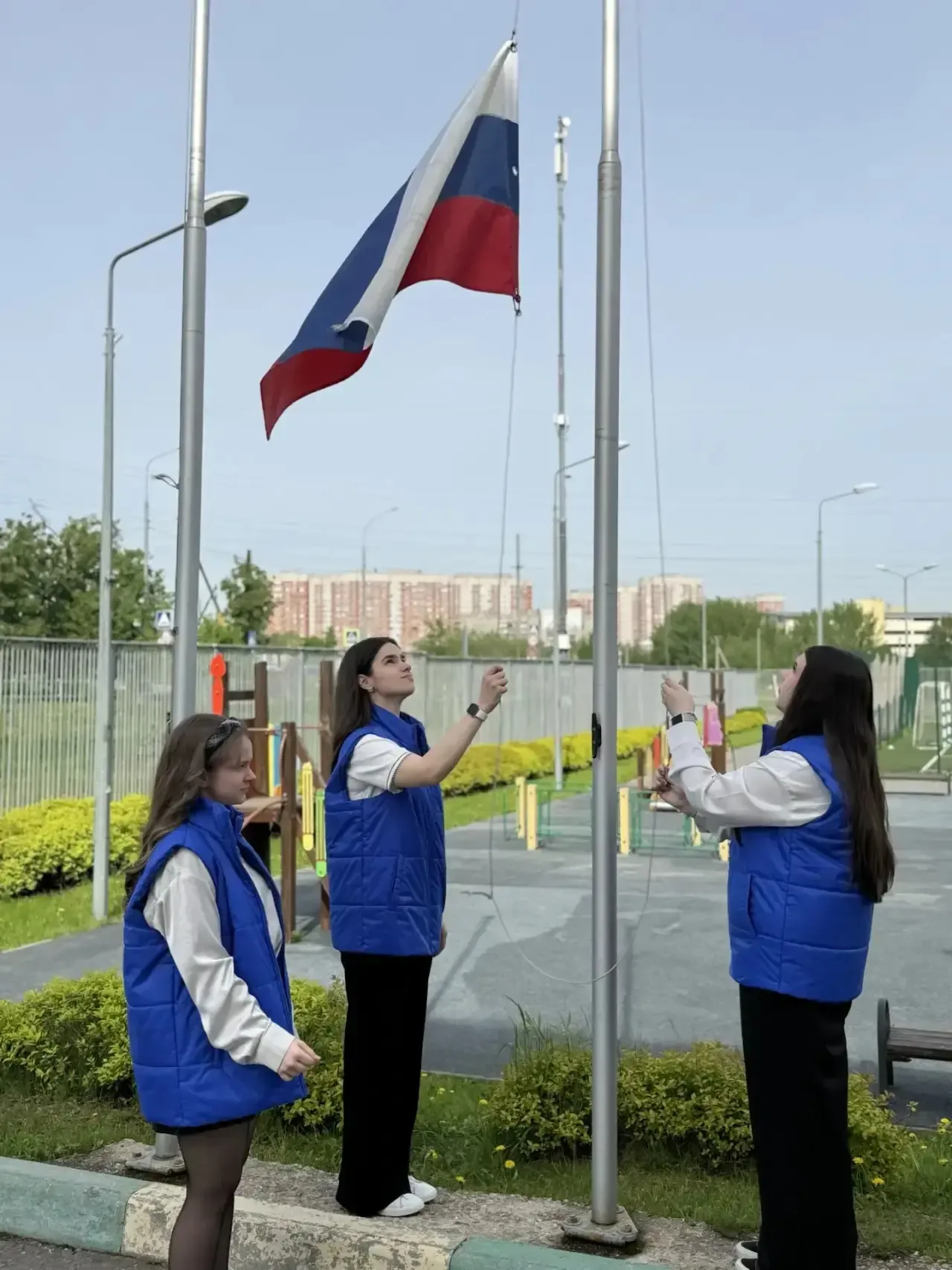🇷🇺 Равнение на флаг!  Начинаем новую рабочую неделю с торжественной церемонии выноса Государственног