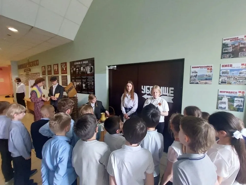 🔥 Более 300 человек уже прошли сквозь время!  В школьном музее «Вечный огонь» перед Днём Победы с ра