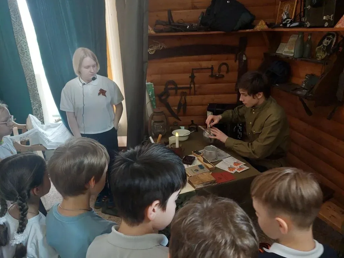🔥 Более 300 человек уже прошли сквозь время!  В школьном музее «Вечный огонь» перед Днём Победы с ра