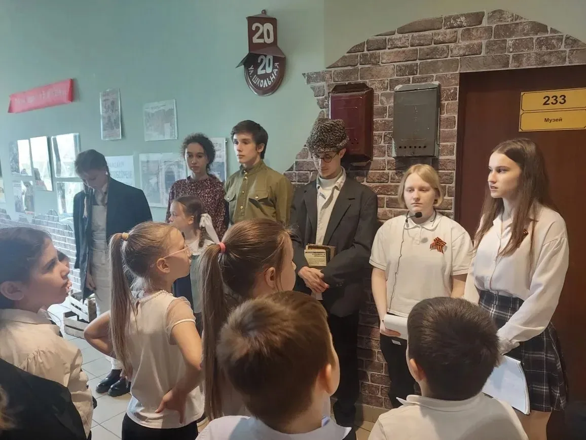 🔥 Более 300 человек уже прошли сквозь время!  В школьном музее «Вечный огонь» перед Днём Победы с ра
