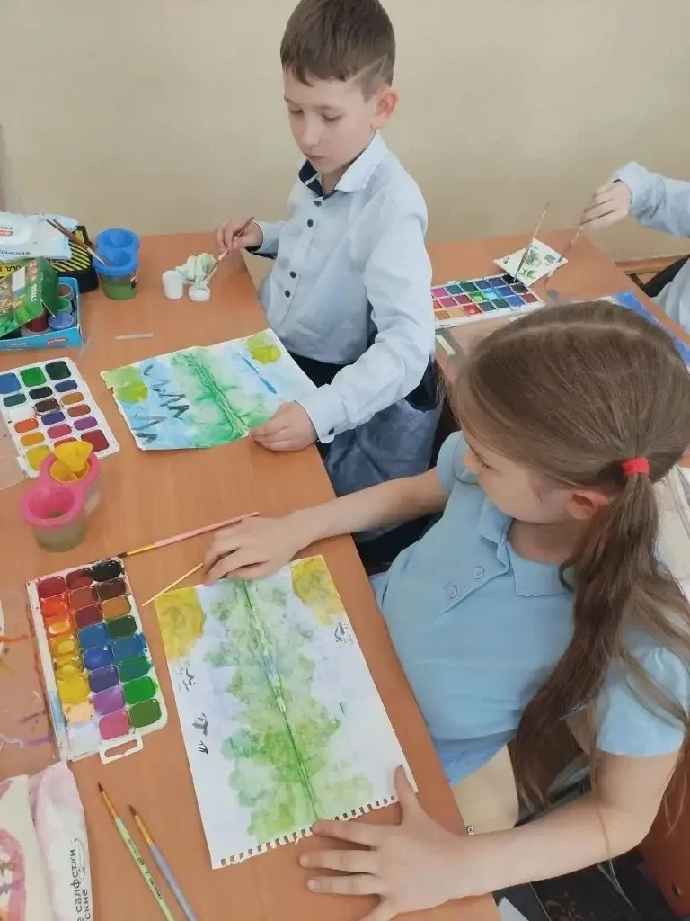 🎨Лето в технике монотипии — от 2 «В»  Ребята из 2 «В» на уроке ИЗО попробовали себя в монотипии — со