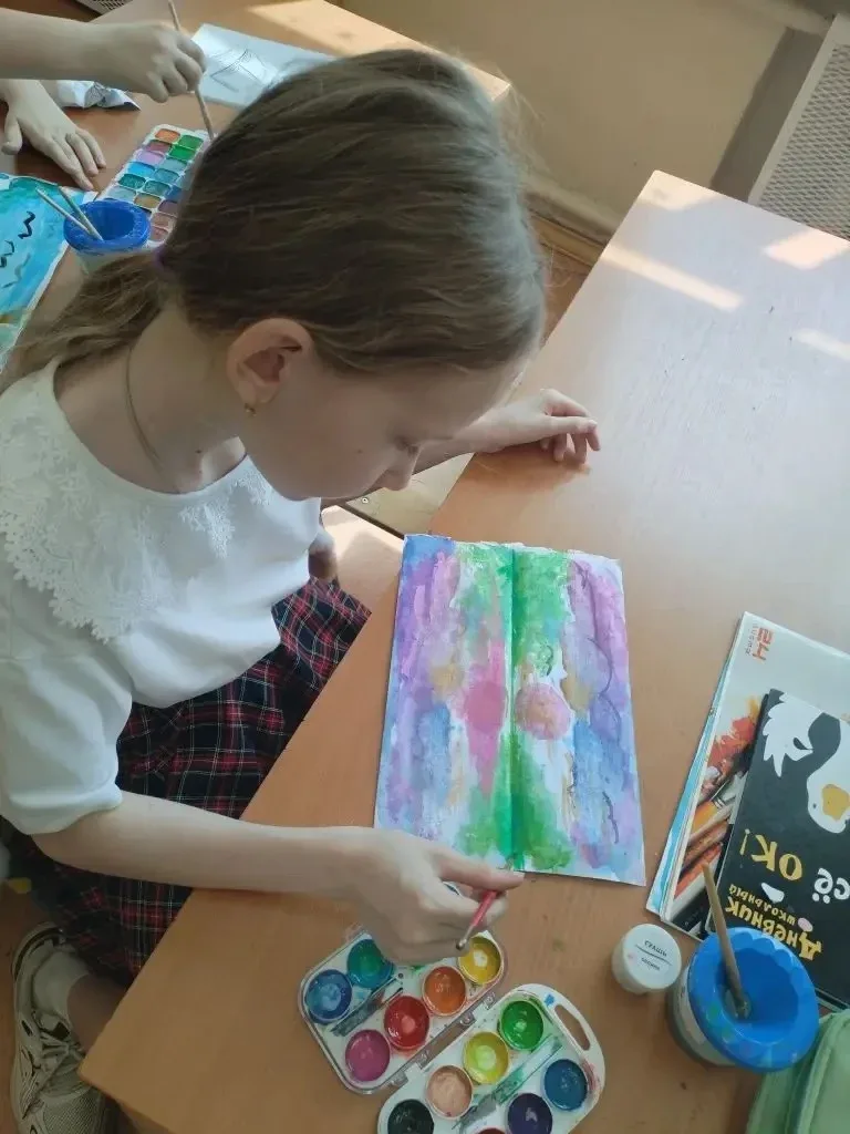 🎨Лето в технике монотипии — от 2 «В»  Ребята из 2 «В» на уроке ИЗО попробовали себя в монотипии — со