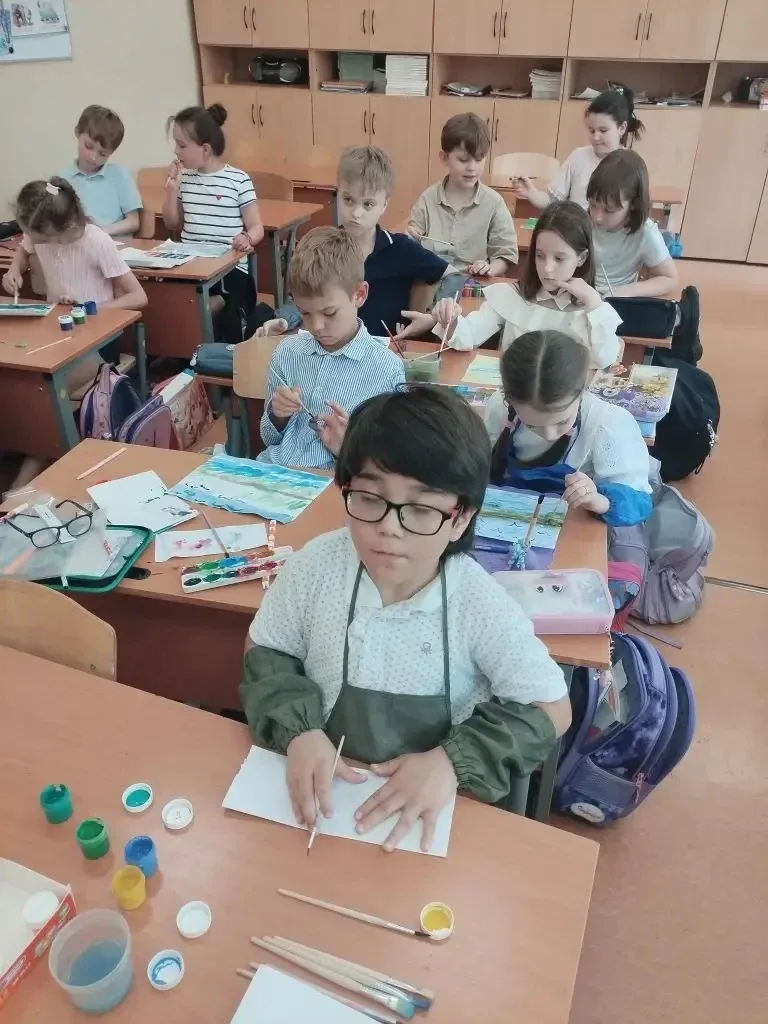 🎨Лето в технике монотипии — от 2 «В»  Ребята из 2 «В» на уроке ИЗО попробовали себя в монотипии — со