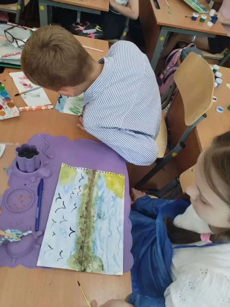🎨Лето в технике монотипии — от 2 «В»  Ребята из 2 «В» на уроке ИЗО попробовали себя в монотипии — со
