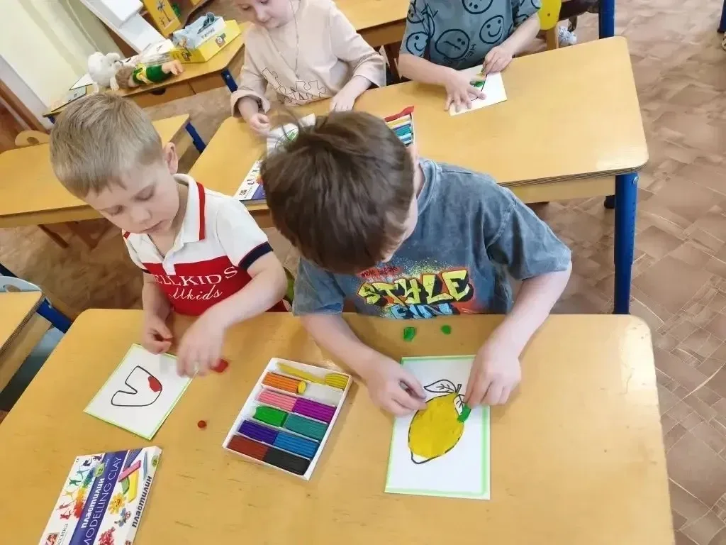 🤲 Лепим азбуку  В дошкольном отделении на занятии «Азбука в картинках» ребята из подготовительной гр