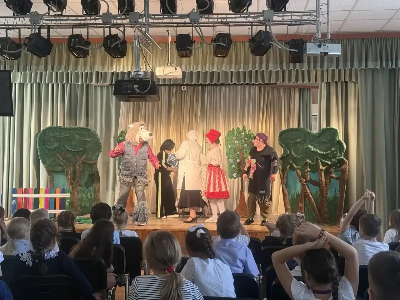 🎭Новое прочтение сказки «Красная Шапочка и Серый Волк»   Сегодня ученики начальной школы стали гостя