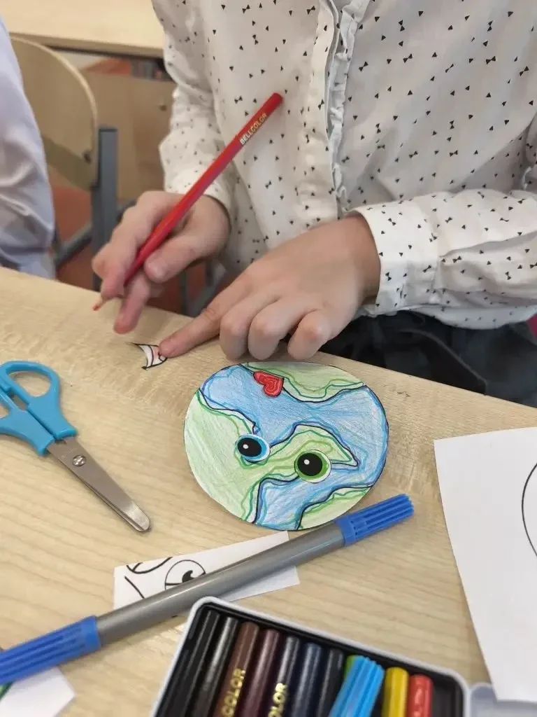 Бережём планету с первого класса! 🌍 В 1 «А» классе прошёл увлекательный классный час, посвящённый эк