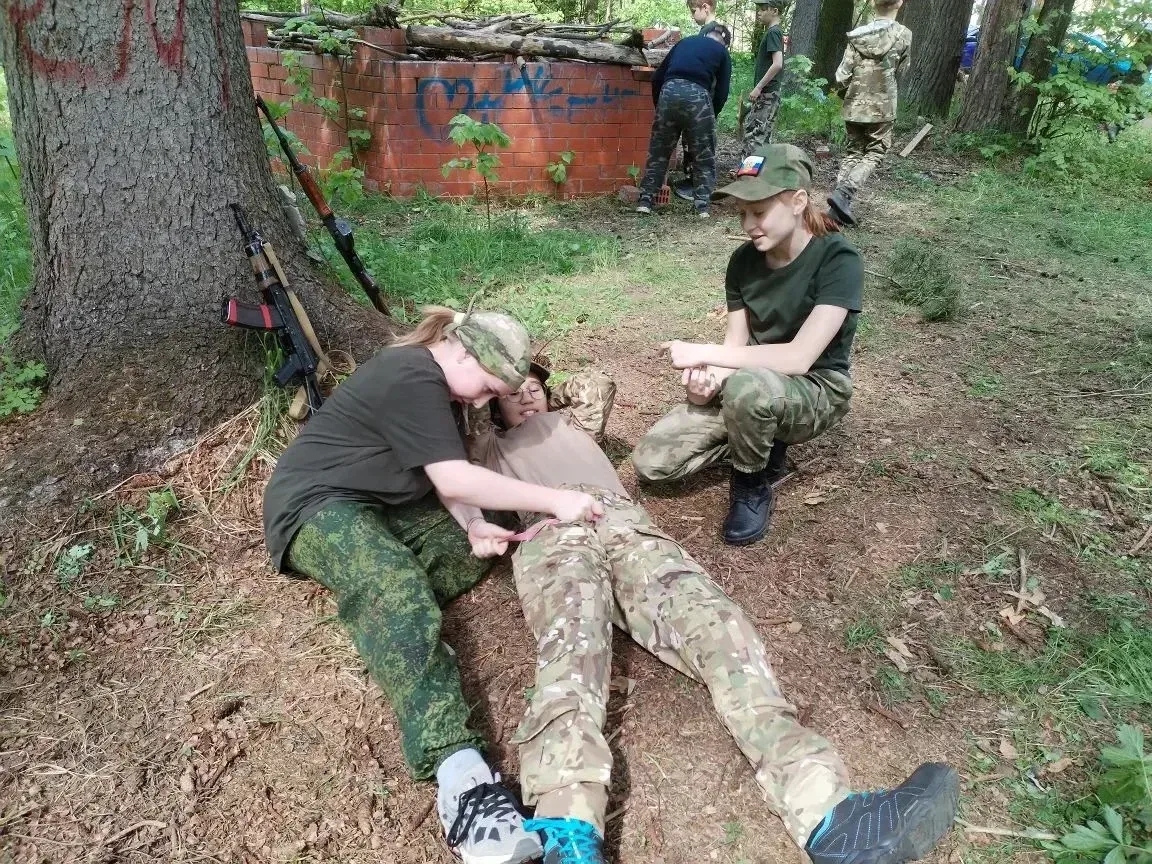 🇷🇺16 мая учащиеся 5 «К» класса посетили урок по НВП, который прошел в Дубовой Роще. Инициатор и орга