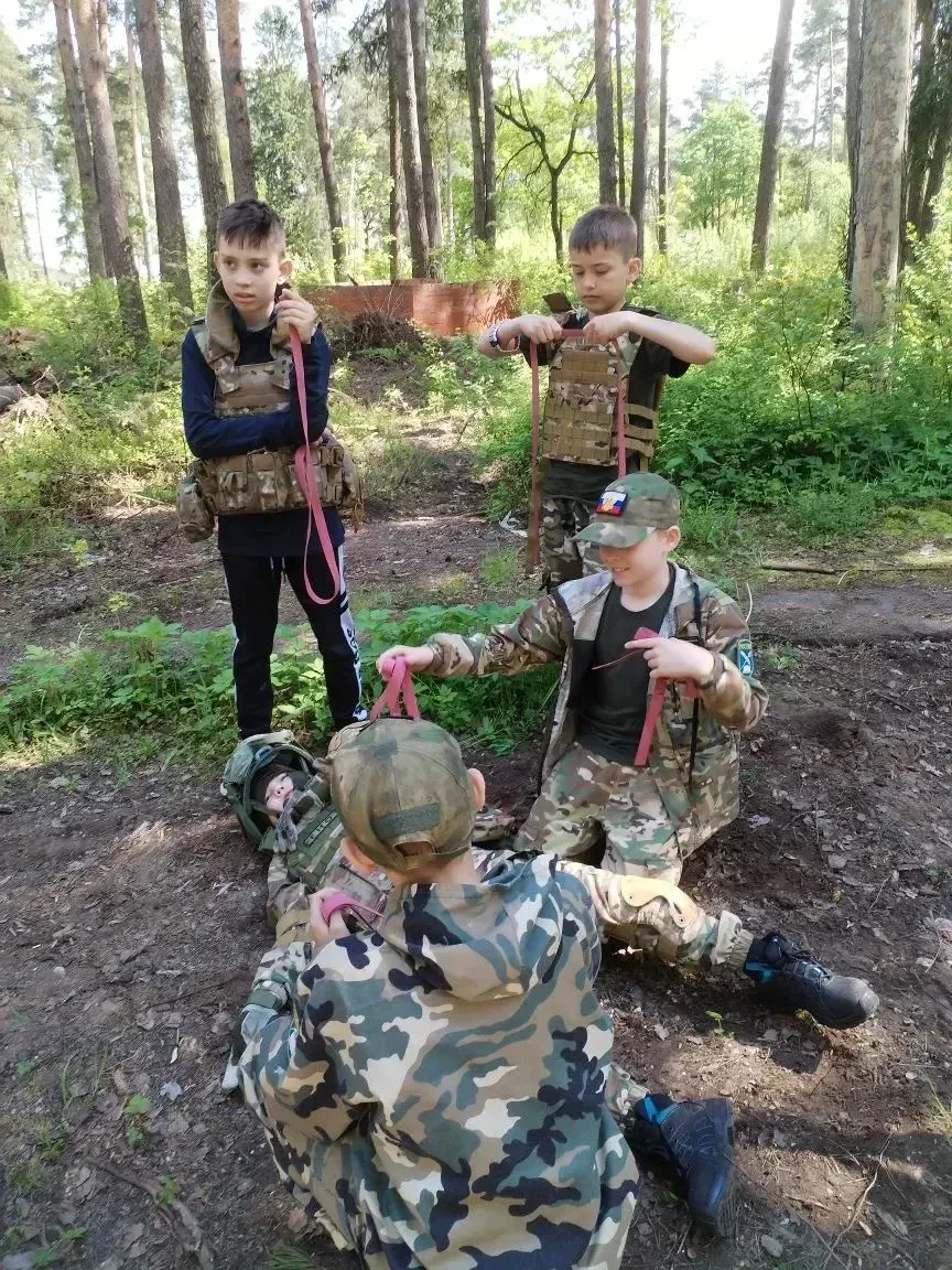 🇷🇺16 мая учащиеся 5 «К» класса посетили урок по НВП, который прошел в Дубовой Роще. Инициатор и орга