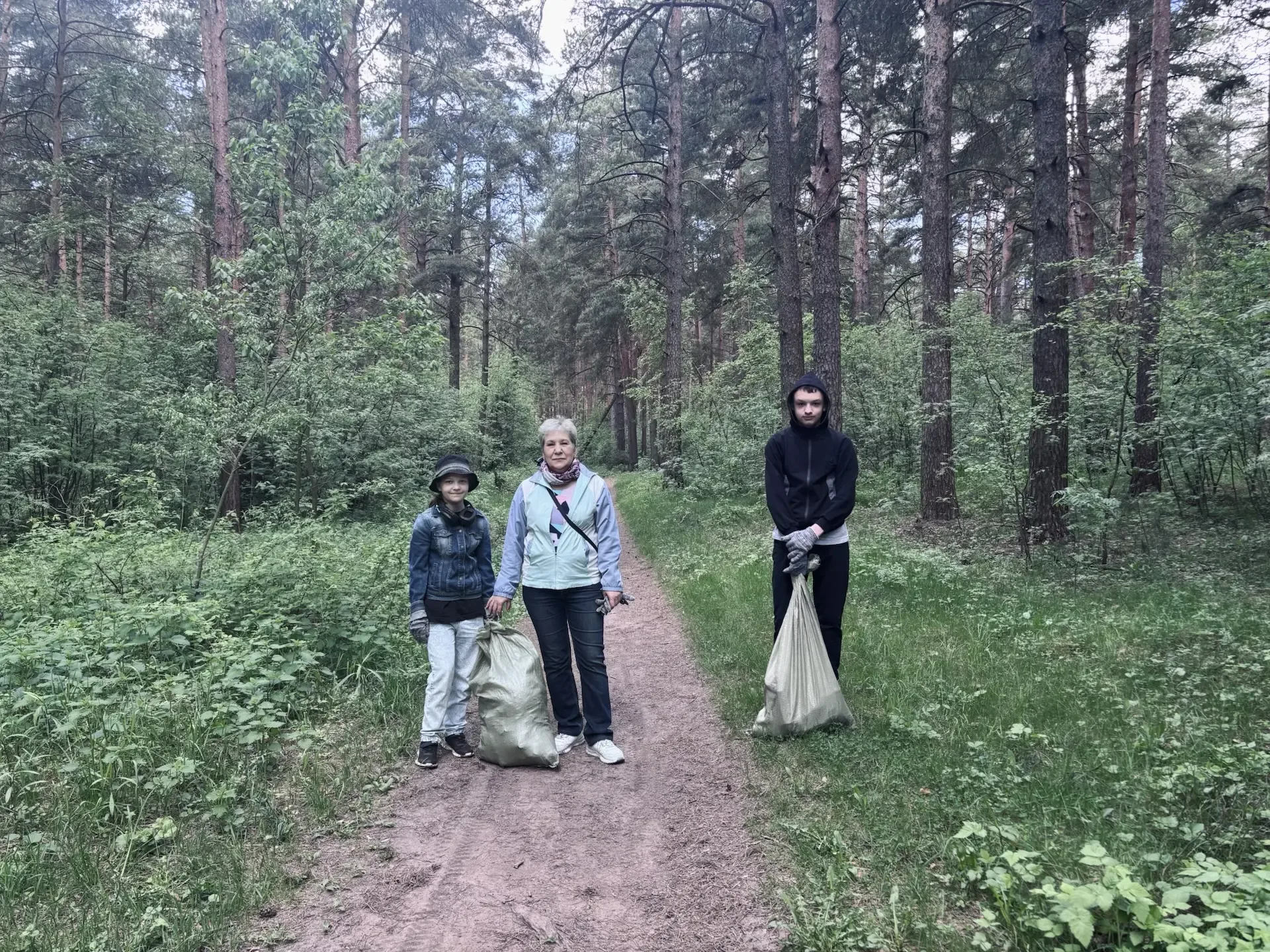 15 лет заботы: акция «Наш чистый лес» снова собрала друзей!  🗓️ 15 лет назад наша школа сделала перв