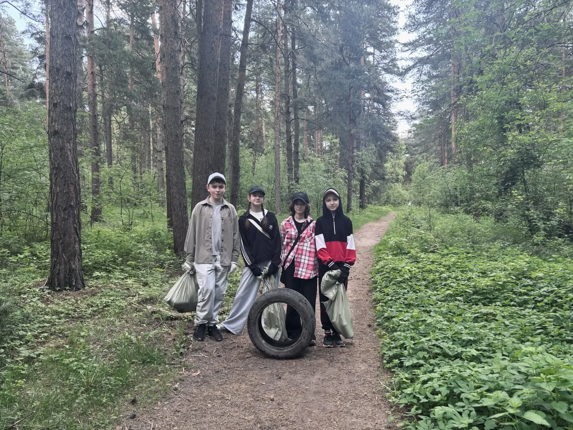 15 лет заботы: акция «Наш чистый лес» снова собрала друзей!  🗓️ 15 лет назад наша школа сделала перв