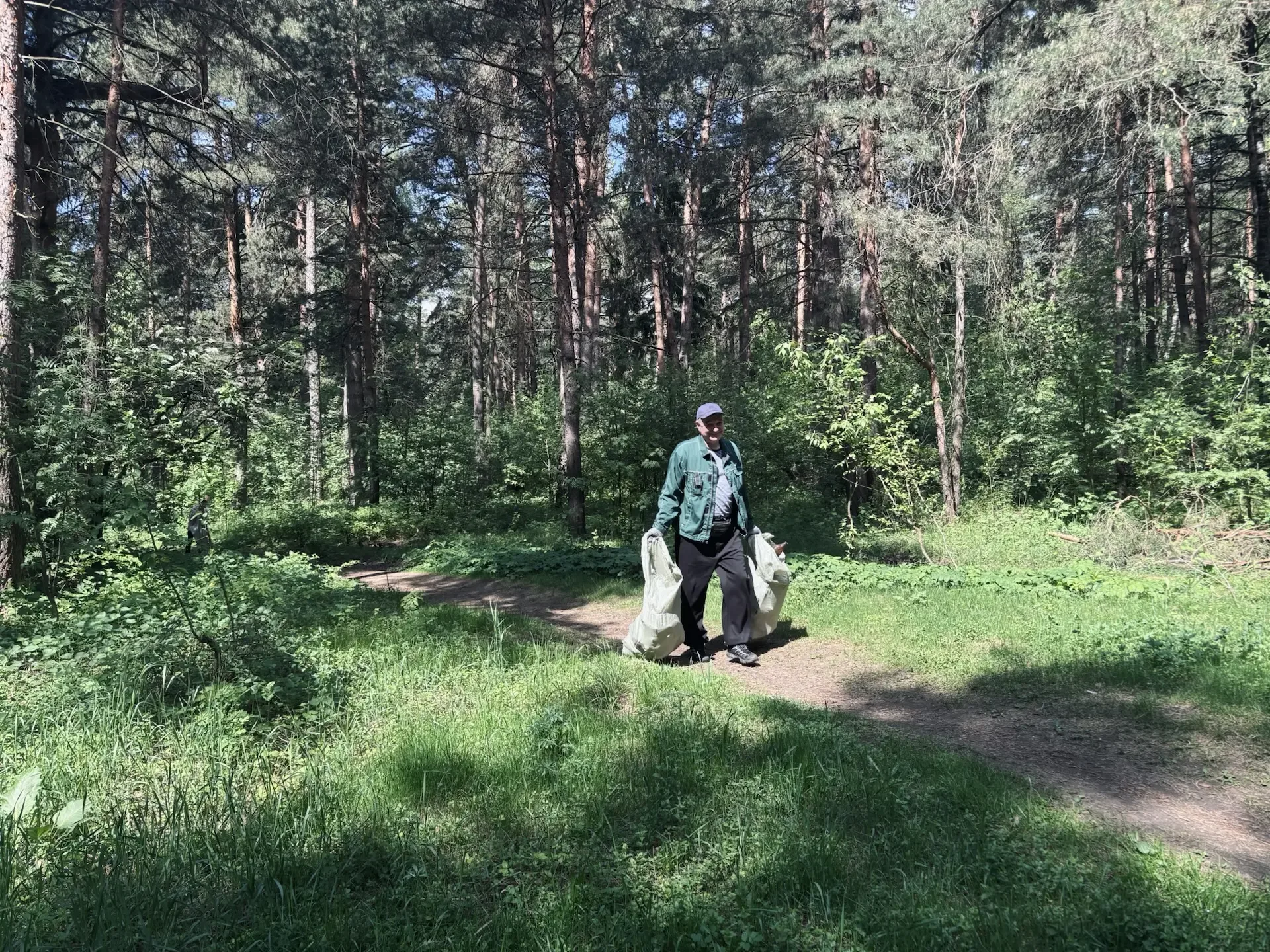 15 лет заботы: акция «Наш чистый лес» снова собрала друзей!  🗓️ 15 лет назад наша школа сделала перв