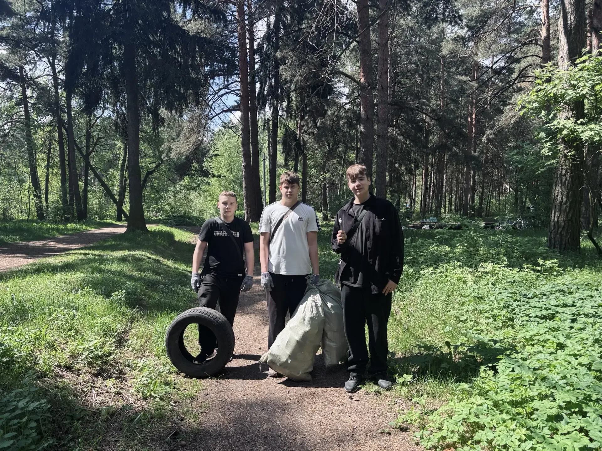 15 лет заботы: акция «Наш чистый лес» снова собрала друзей!  🗓️ 15 лет назад наша школа сделала перв