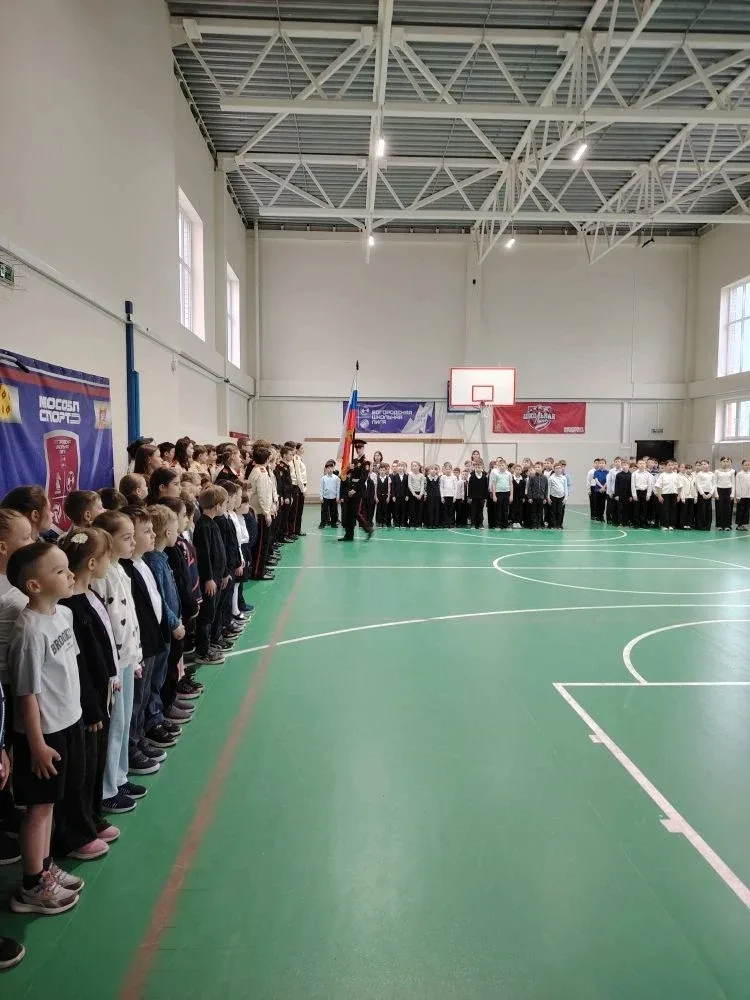 Сегодня в нашей школе прошла линейка, посвященная цифровой безопасности.   🔐 Цифровая безопасность: 