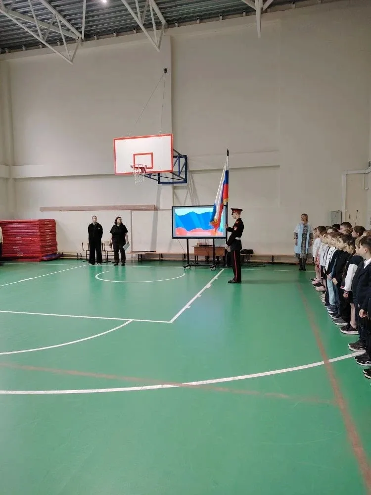 Сегодня в нашей школе прошла линейка, посвященная цифровой безопасности.   🔐 Цифровая безопасность: 