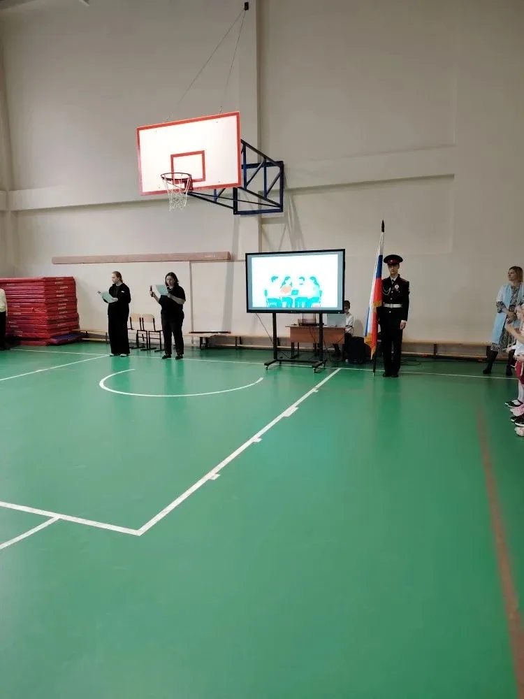 Сегодня в нашей школе прошла линейка, посвященная цифровой безопасности.   🔐 Цифровая безопасность: 