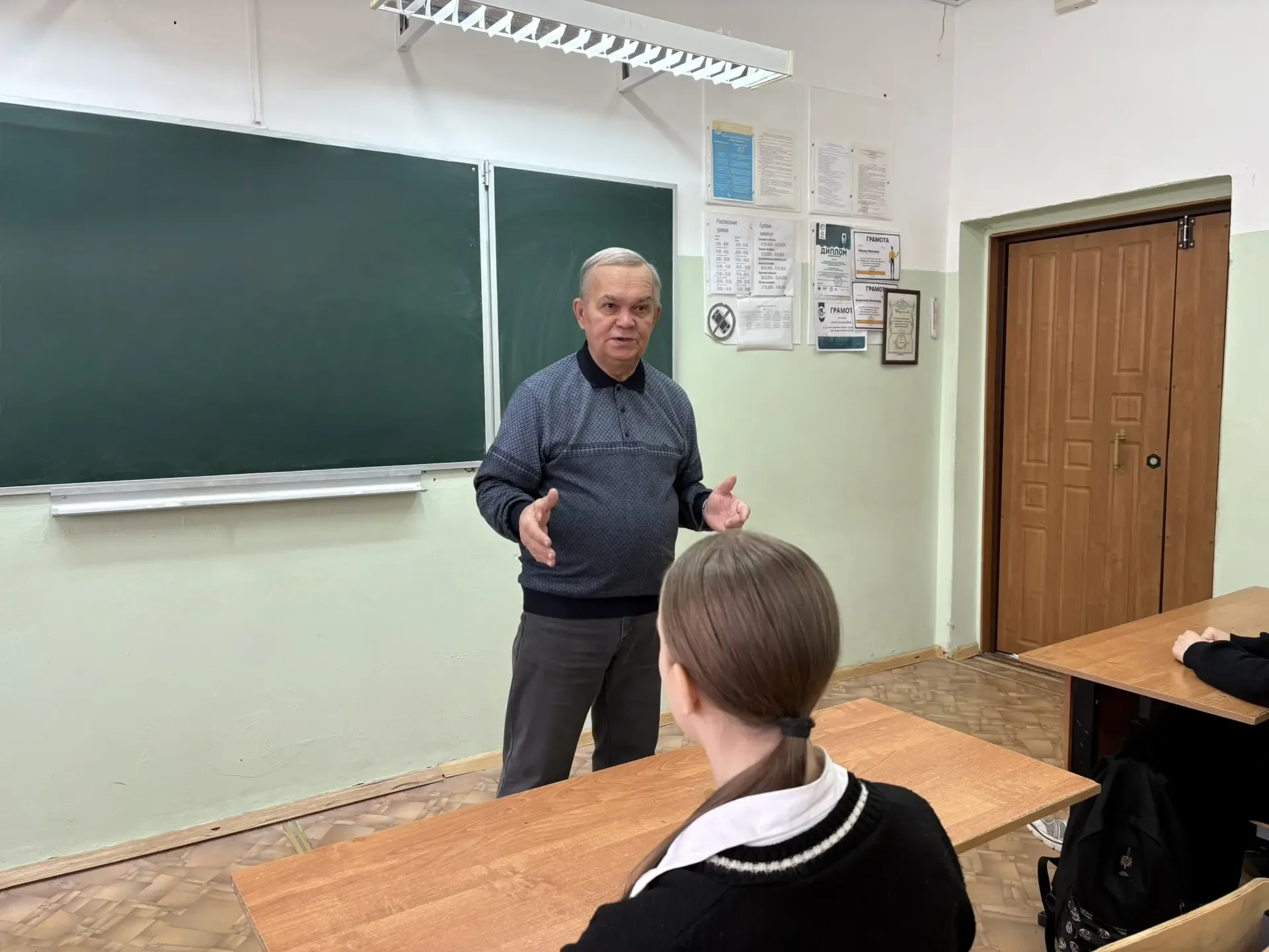 🚗 В нашу школу приехали гости из автошколы «Светофор»!  🚸На днях ученики 10 А класса  встретились с 