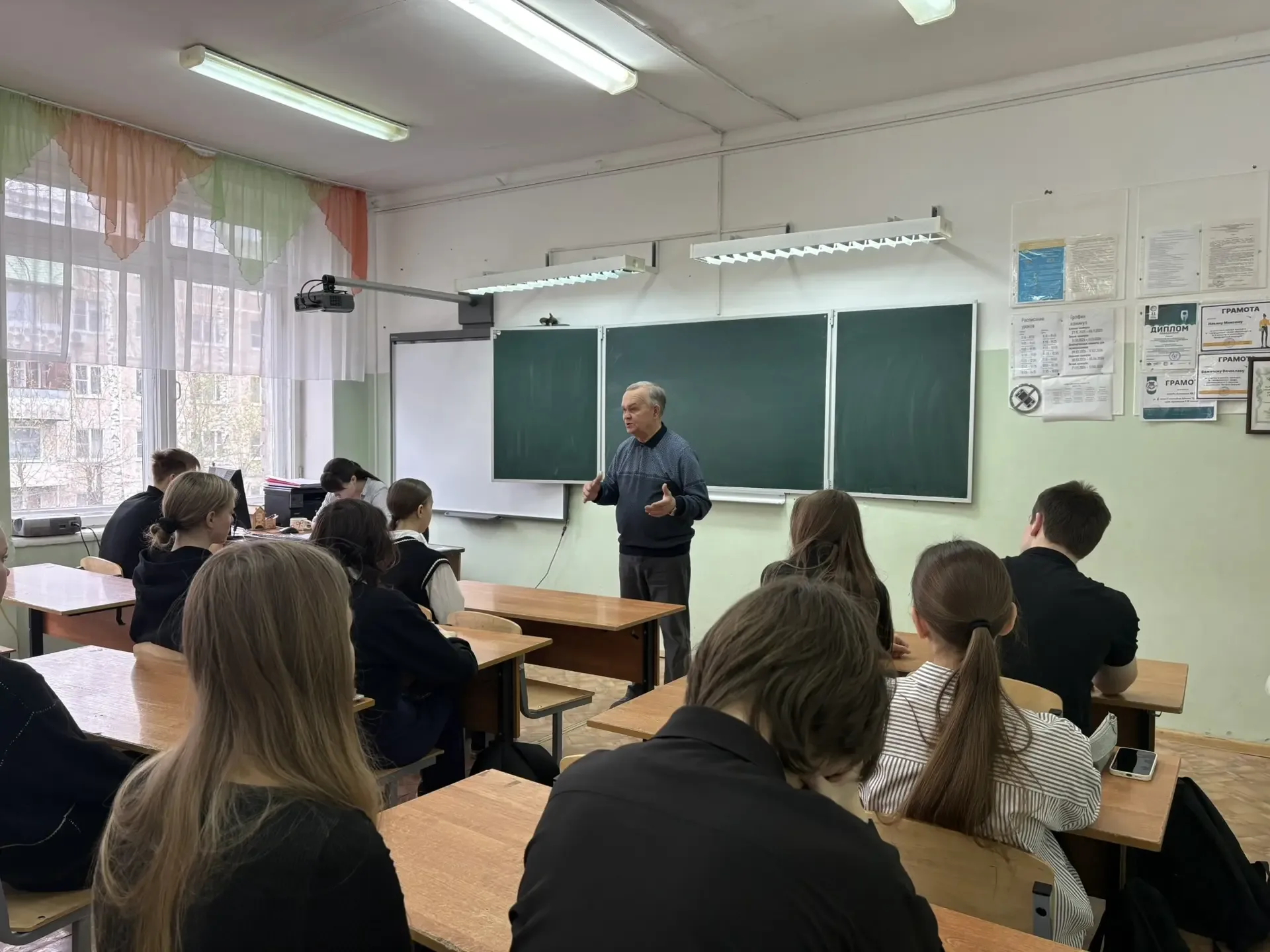 🚗 В нашу школу приехали гости из автошколы «Светофор»!  🚸На днях ученики 10 А класса  встретились с 