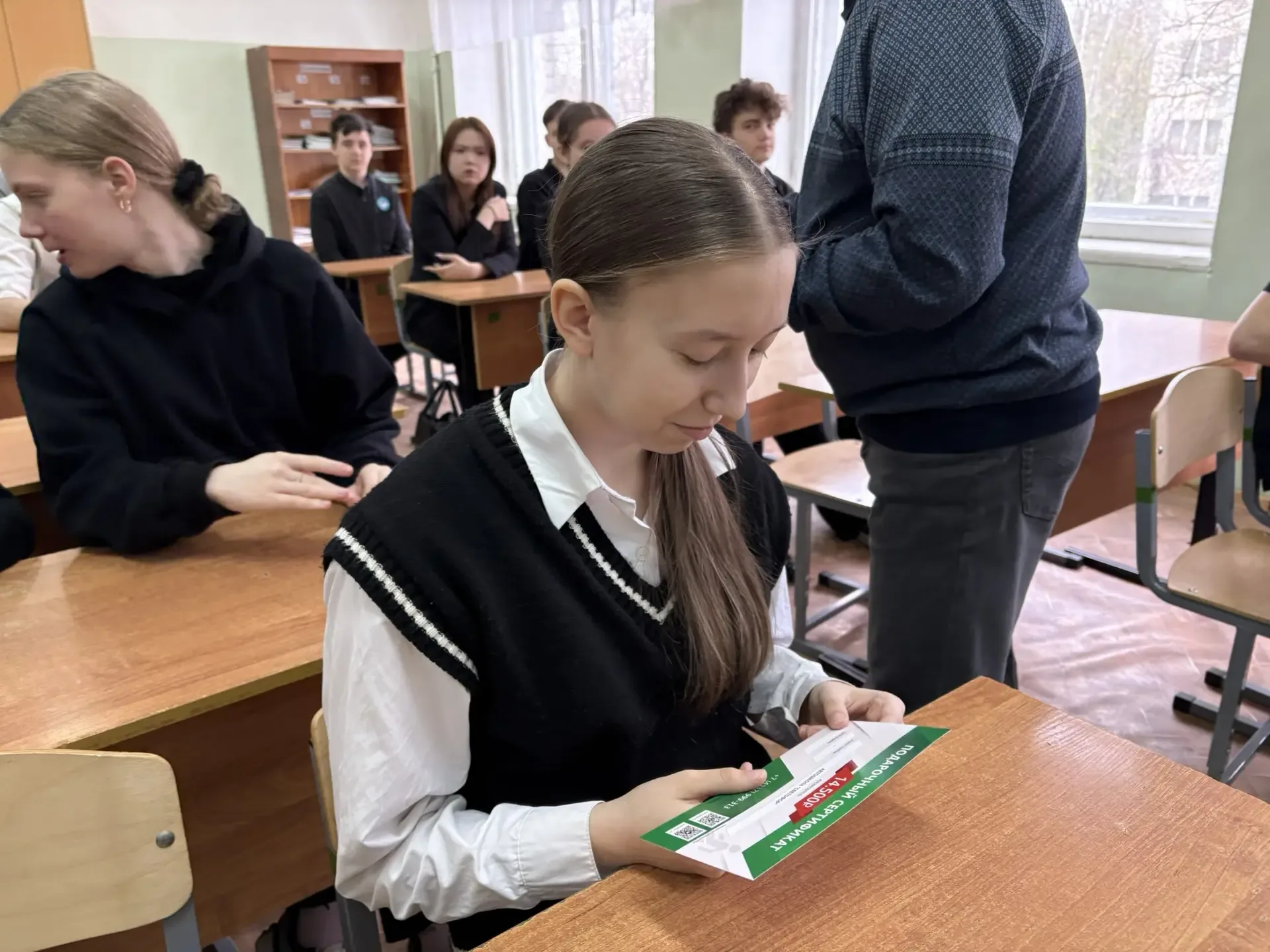 🚗 В нашу школу приехали гости из автошколы «Светофор»!  🚸На днях ученики 10 А класса  встретились с 