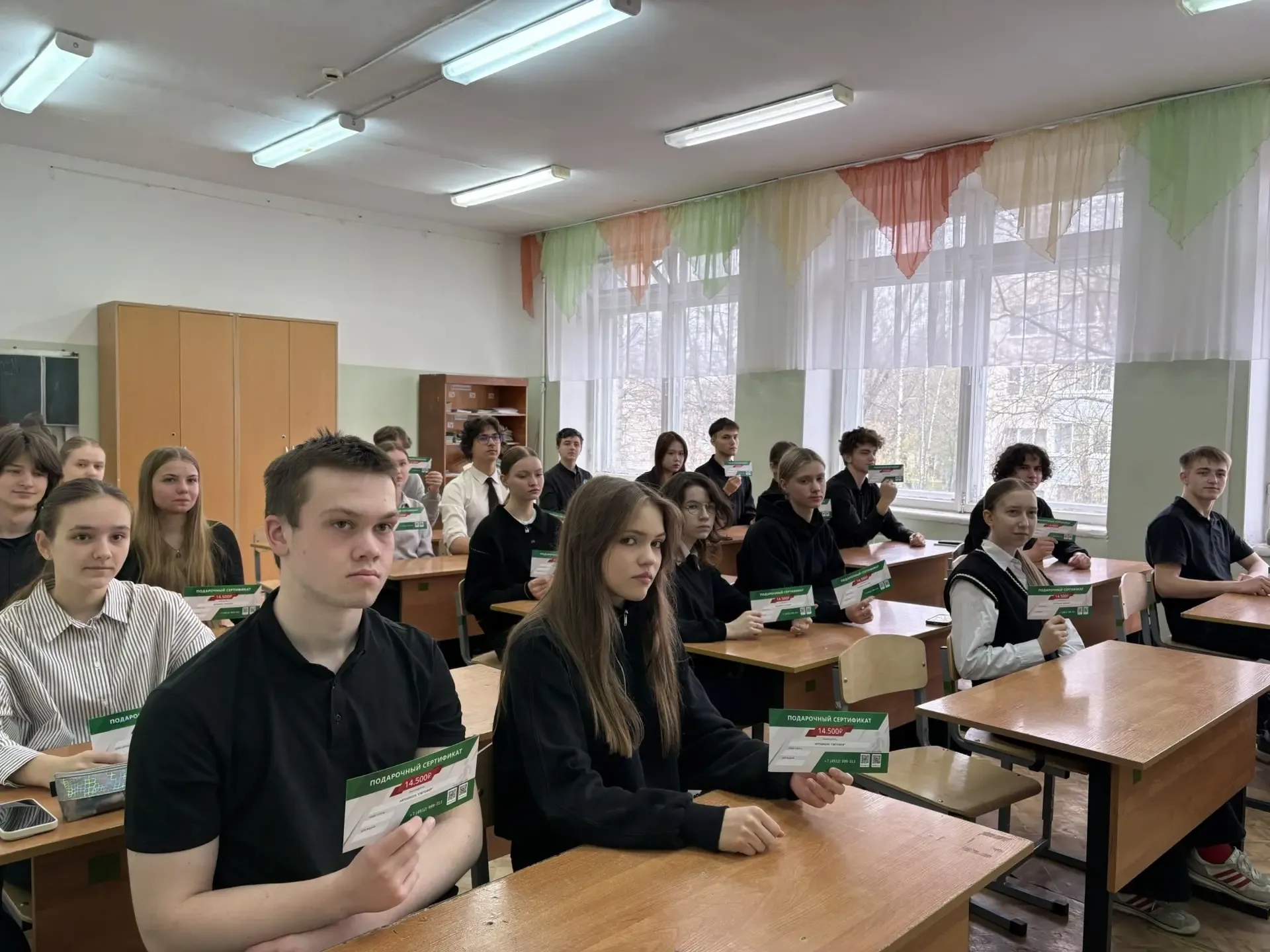 🚗 В нашу школу приехали гости из автошколы «Светофор»!  🚸На днях ученики 10 А класса  встретились с 