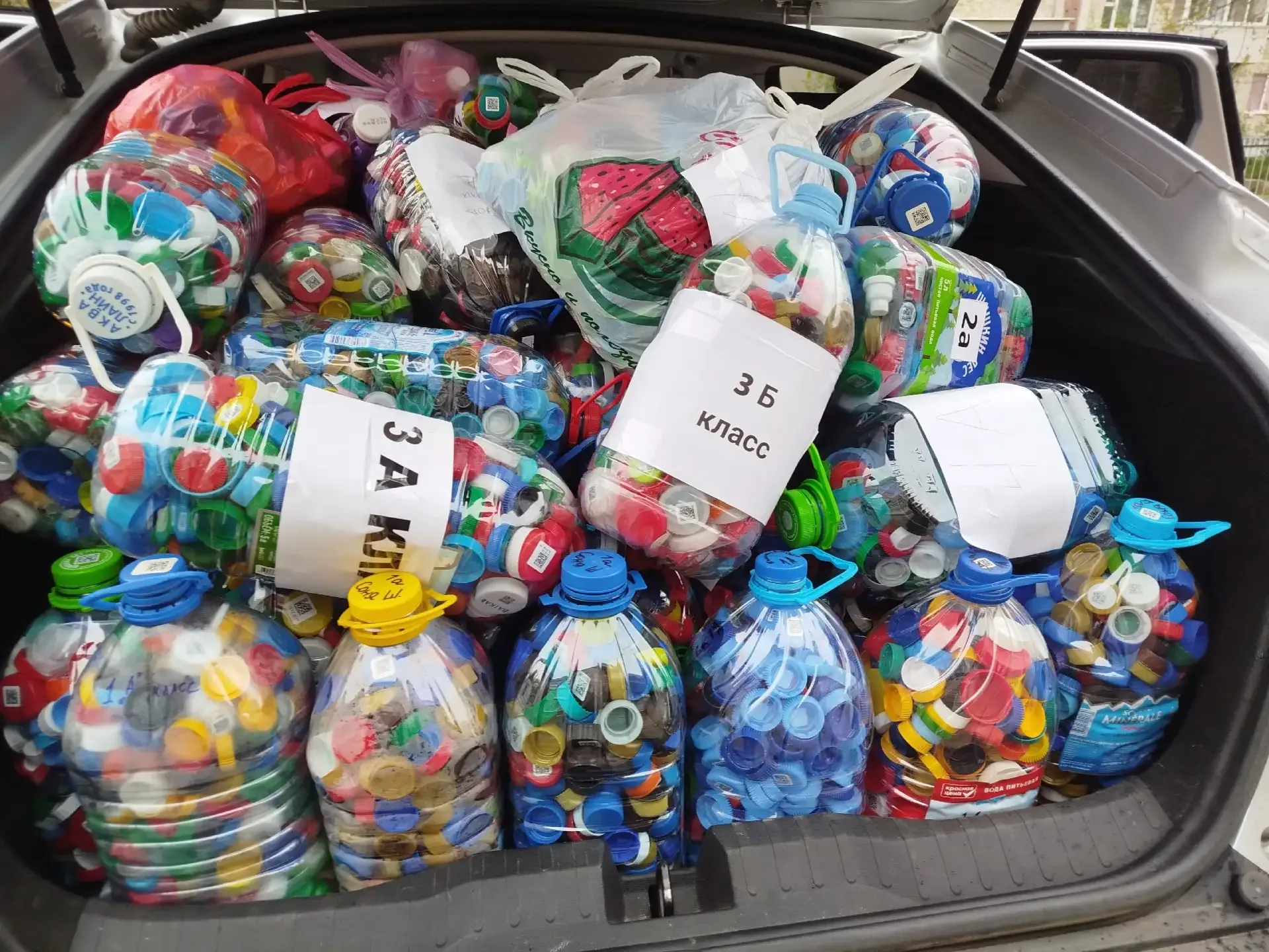🌍 В нашей школе прошла акция «Добрые крышечки»!  ♻️ На протяжении месяца ребята с энтузиазмом собира