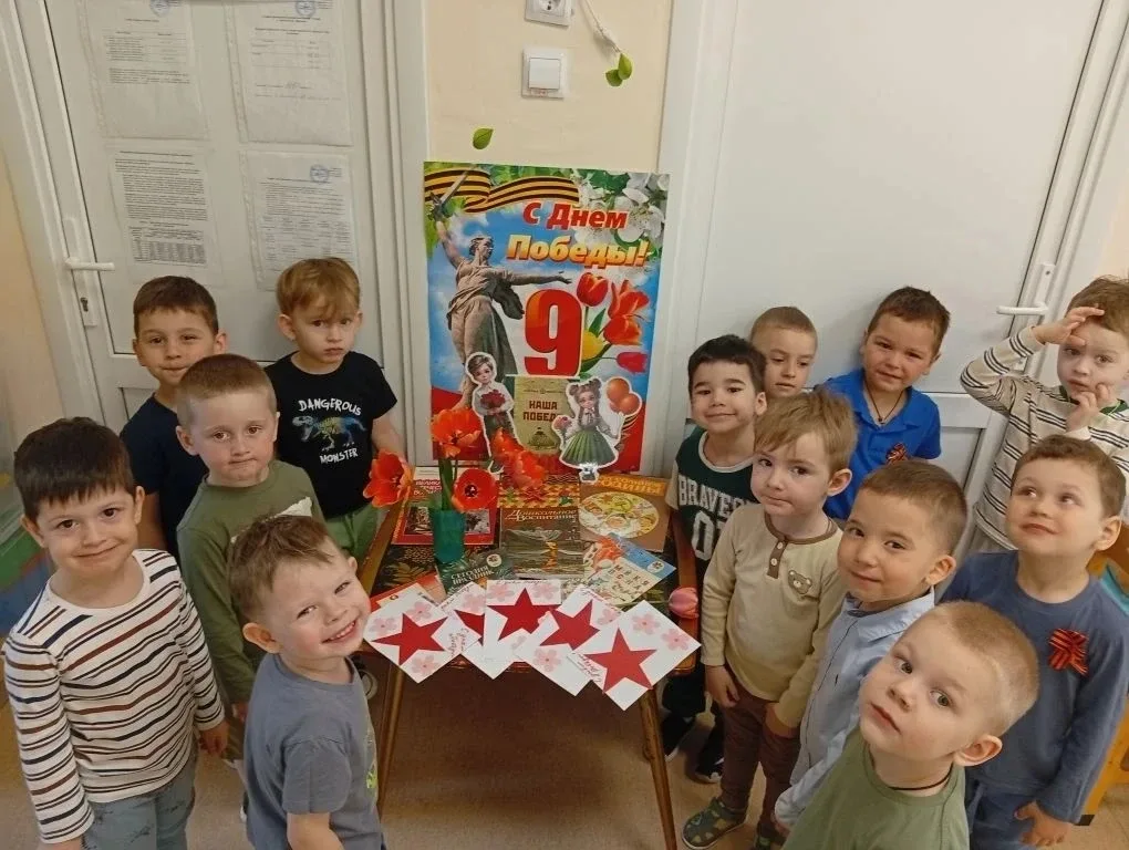 Первое знакомство с Днём Победы🎖  Накануне 9 мая в группе «Фиалка» прошло очень важное занятие, посв