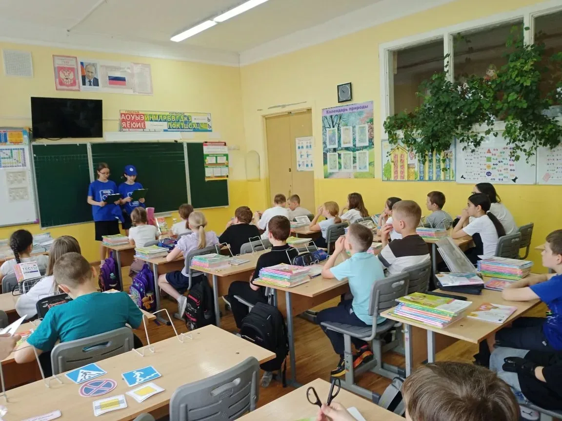 В преддверии летних каникул активисты отряда ЮИД «Счастливого пути» провели для учеников начальных к