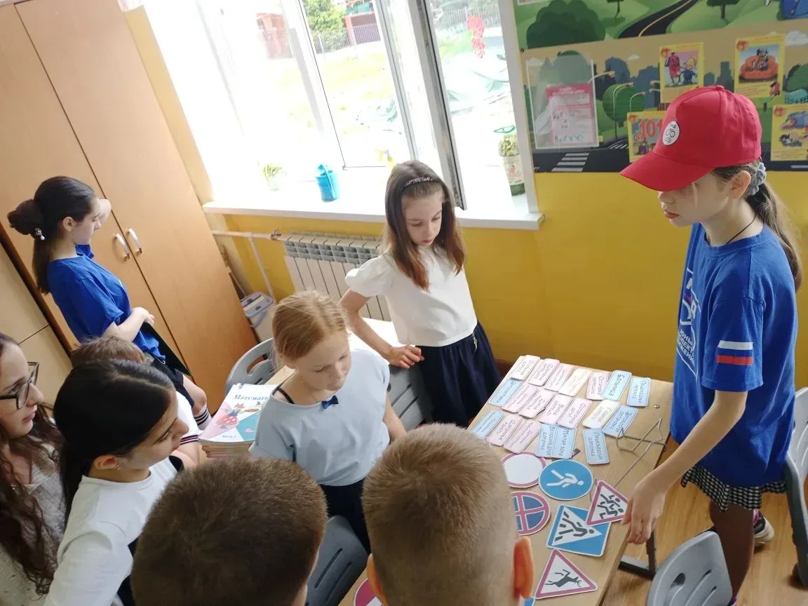 В преддверии летних каникул активисты отряда ЮИД «Счастливого пути» провели для учеников начальных к
