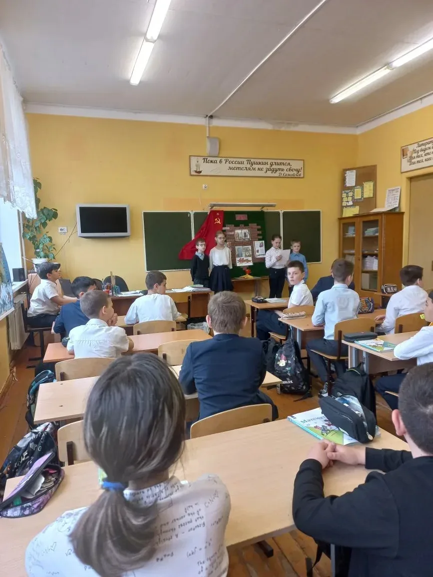 В 4«В» классе прошел классный час под названием «Стена памяти», посвященный 81 годовщине Победы в Ве