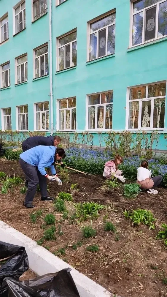 Дело не в граблях, а в единстве! ❤️  Сегодня на территории начальной школы нашего Центра образования