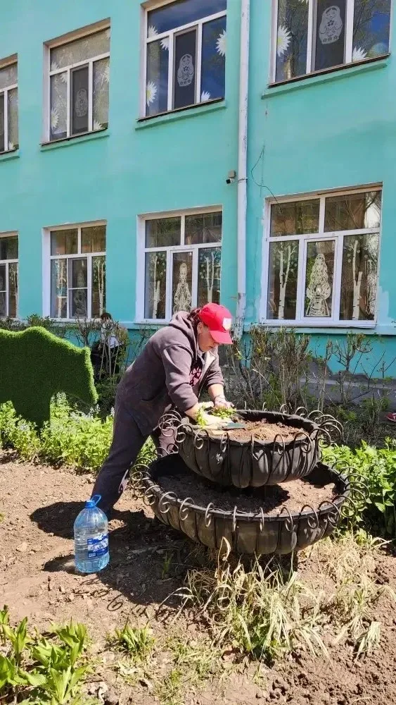 Дело не в граблях, а в единстве! ❤️  Сегодня на территории начальной школы нашего Центра образования