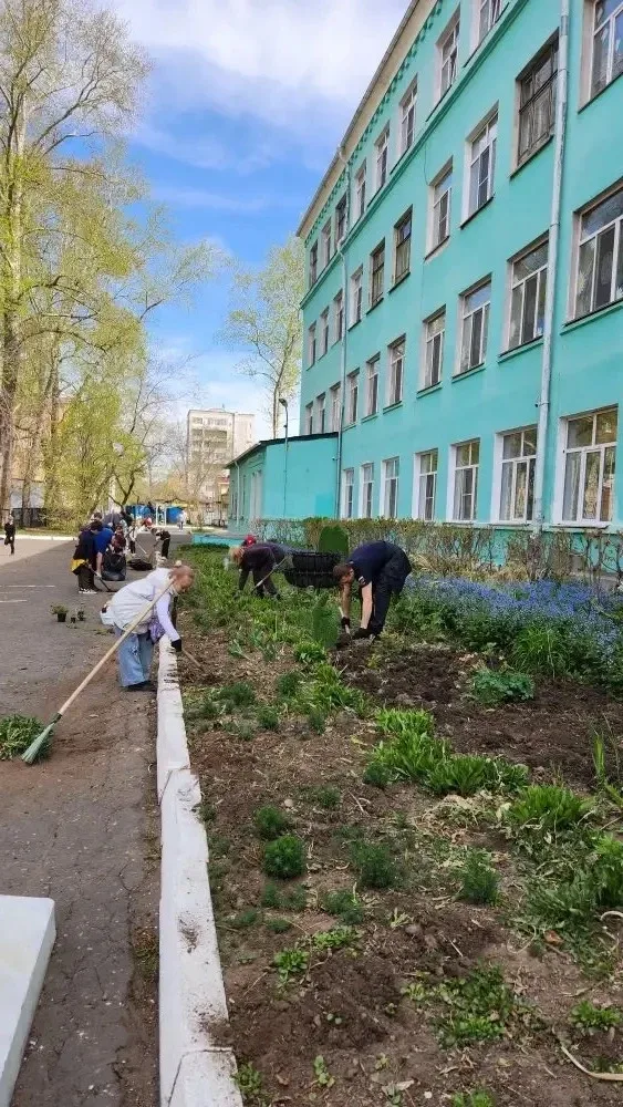 Дело не в граблях, а в единстве! ❤️  Сегодня на территории начальной школы нашего Центра образования