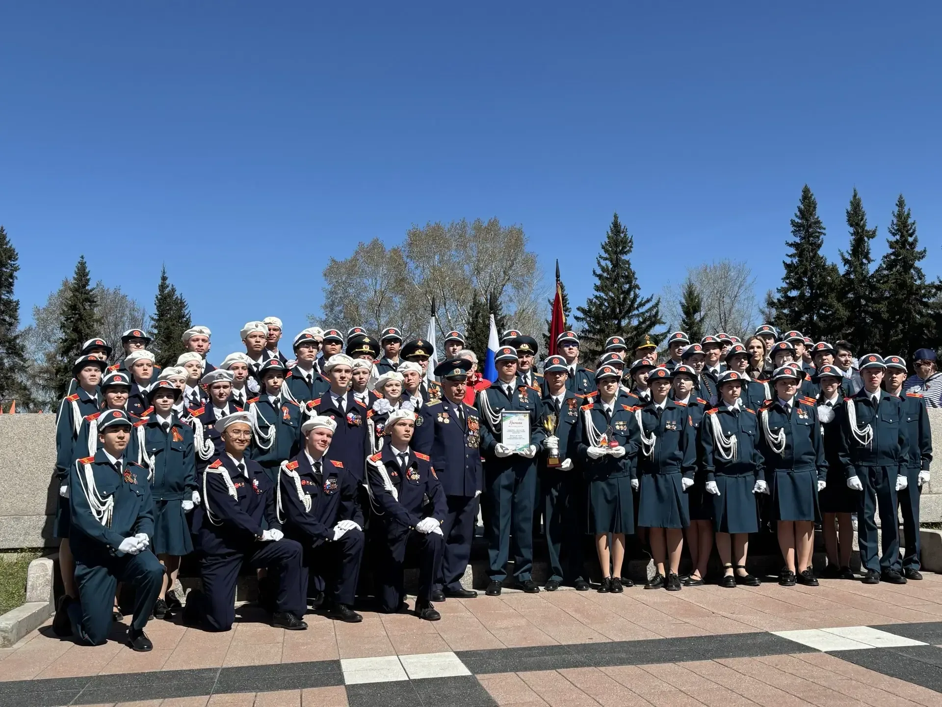 Стоим у Вечного Огня Молчанье строгое храня... В канун празднования Дня Победы в Великой отечественн