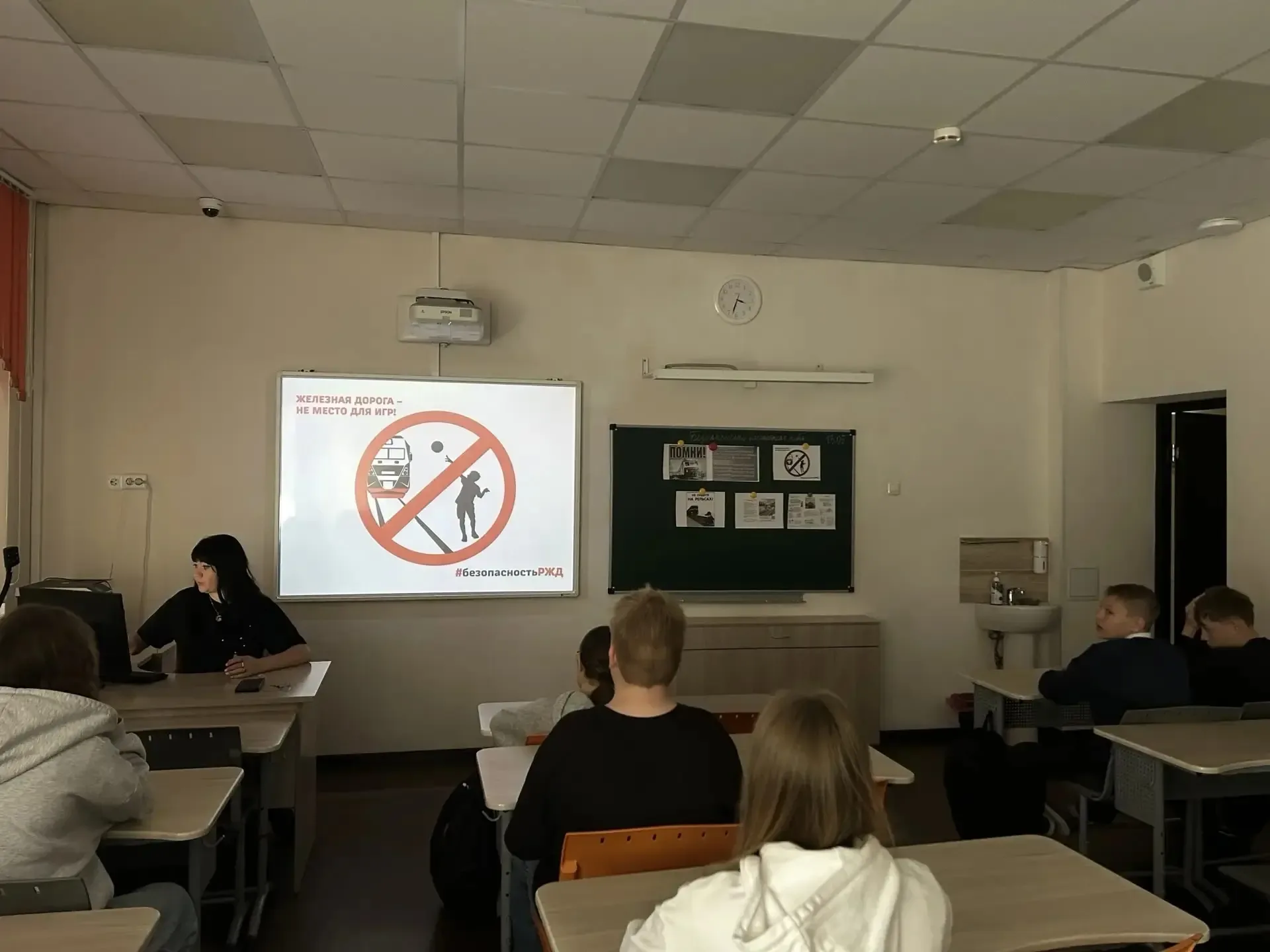 🚀 Безопасность на транспорте — наш приоритет! 🚦  В нашей школе проходят классные часы, посвященные б