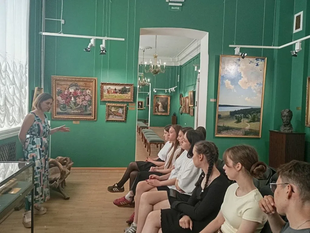 В рамках Всероссийского проекта "Пушкинская карта" и акции "Музейная неделя" учащиеся 8 д класса фил