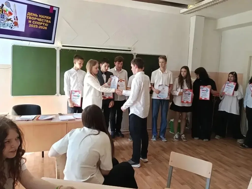 15 мая в нашей школе прошёл традиционный праздник «День науки, творчества и спорта». На нём были под