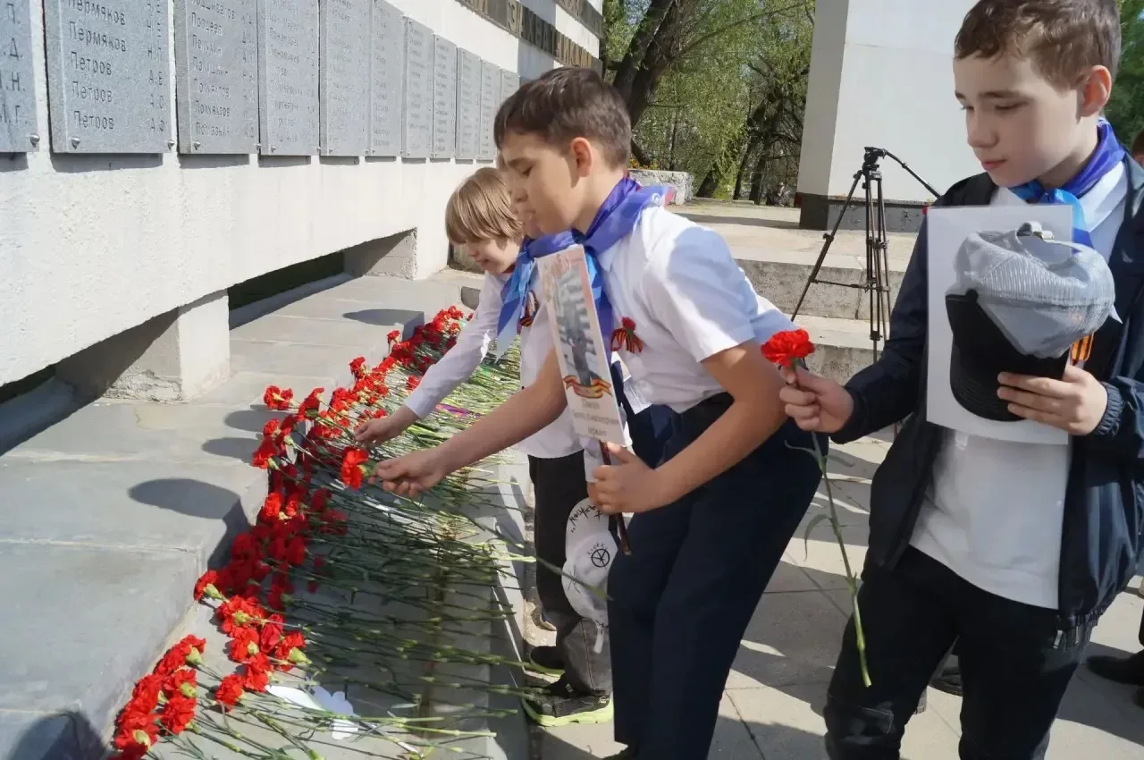 8 мая ученики 4в класса  посетили митинг памяти, посвященный 81 годовщине Победы в Великой Отечестве